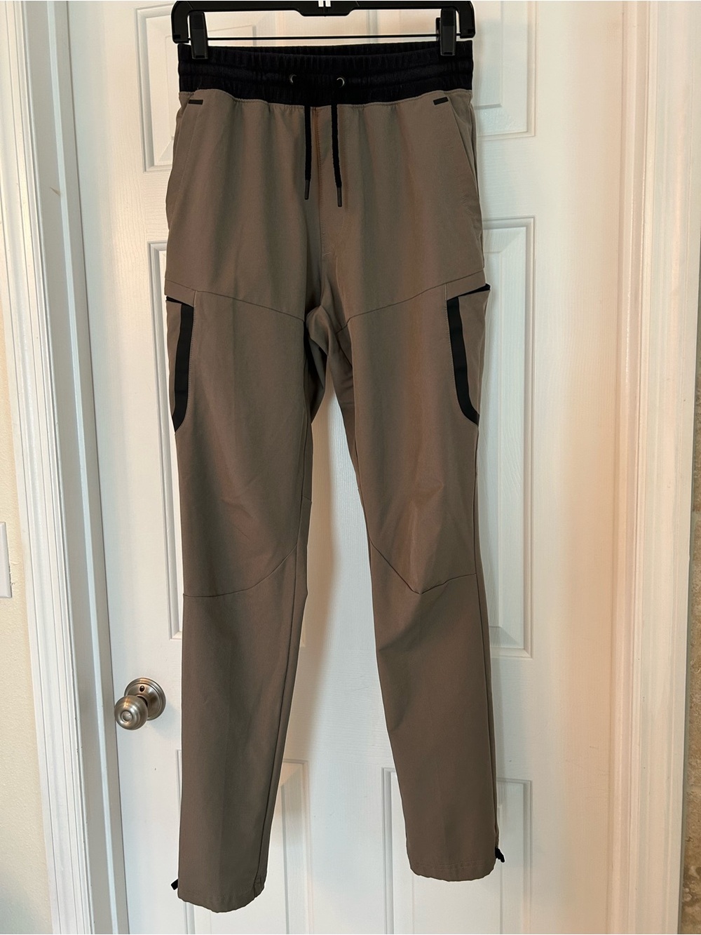 Under Armour Men's HeatGear Cargo Pants in Taupe with Black Waistband